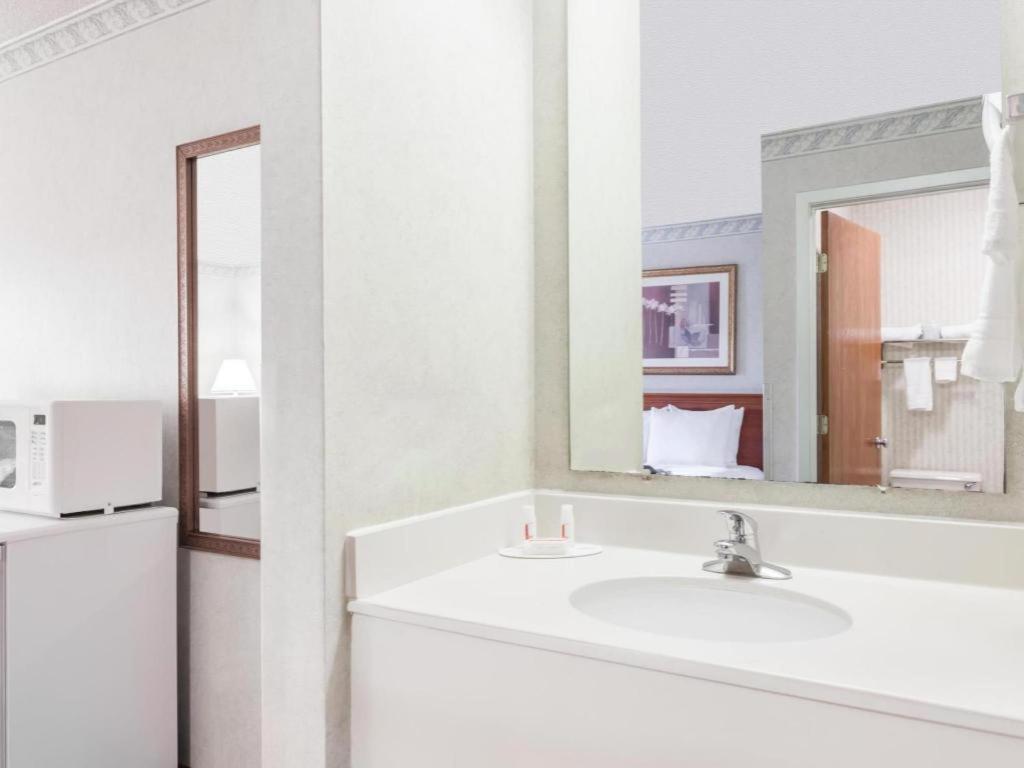 Red Roof Inn Мартінсбург Екстер'єр фото